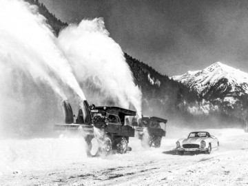 Klasyki Mercedesa na skutym lodem jeziorze St. Moritz